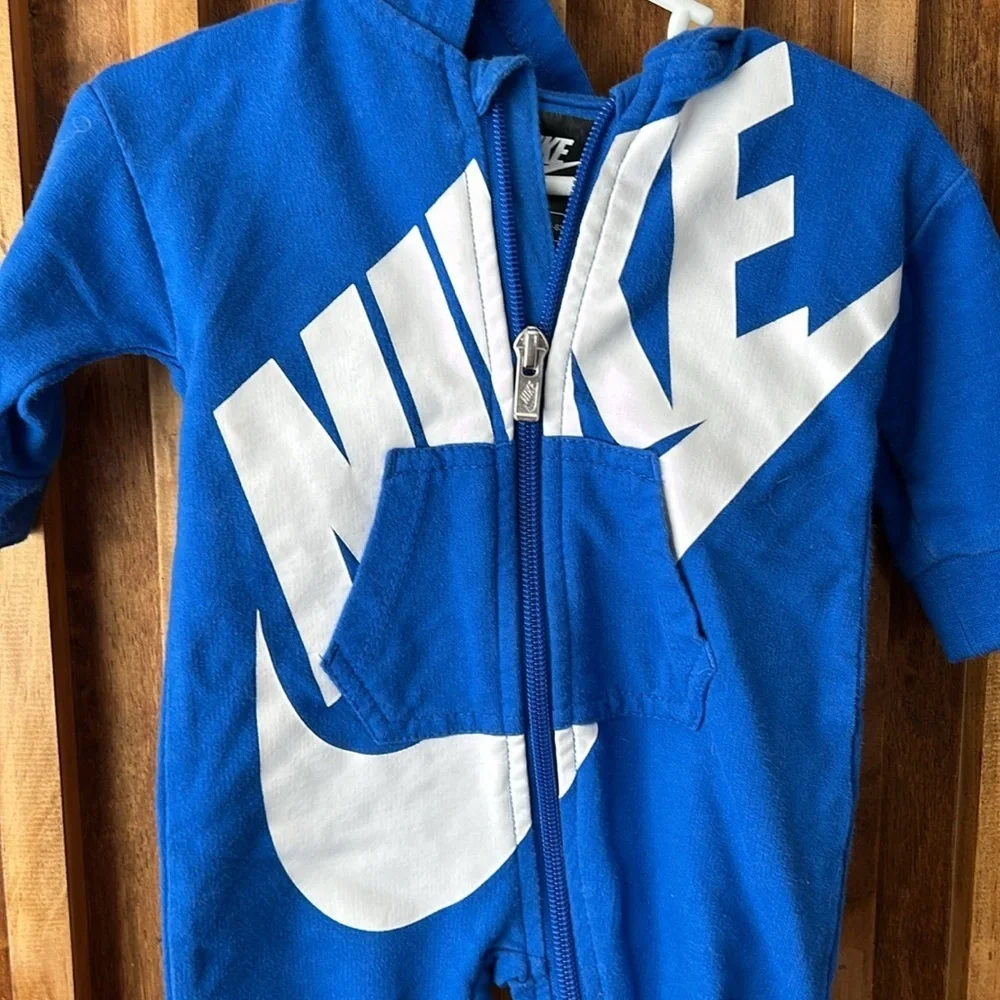 Nike zip Front Hooded Jumpsuit. Size 3‎ mo